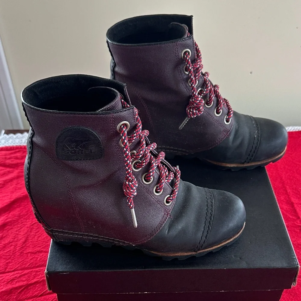 SOREL PDX Wedge Bootie in purple/dark gray with red laces, Size 8.5 - Picture 4 of 7